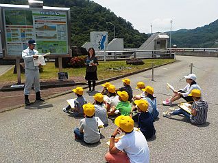 説明中・・とても熱心に耳を傾けています