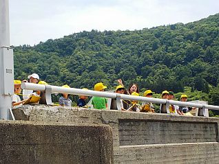 貯水池にある取水塔の役割について説明中です