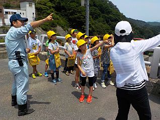 あの山のてっぺんに何が見えるかな？