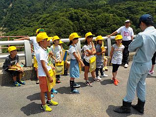 「でっかいカエル(ﾟДﾟ)!!」ダム周辺にはいろいろな生き物がいるんだよ～