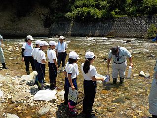 県環境科学研究センターの齋藤専門員より水生生物による水質調査の方法や目的についての説明を聞いています