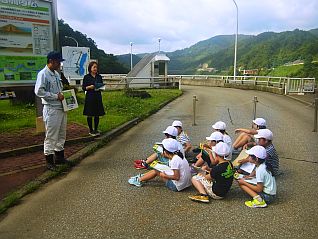 ダムの役割や構造について説明中