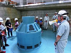 白川発電所内部を見学し、水力発電の仕組みや電気について学びました