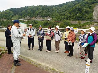 ダムの役割や構造などについての説明中です