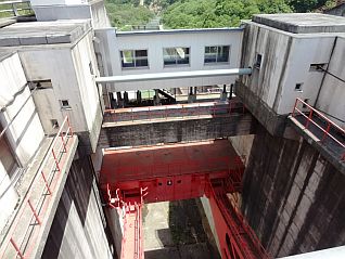 ゲート連絡通路から見るダムゲートは迫力！！