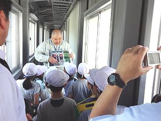 ゲート連絡通路から見るダムゲートは迫力！！