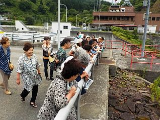 このダムの壁は岩や石を人の手できれいに並べて作られました。「すごい＼(◎o◎)／！」