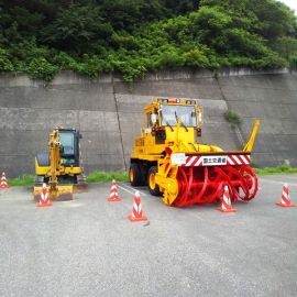 会場には除雪車とバックホウの乗車体験スペースも！操縦席に座ってみんなで『ピース✌』