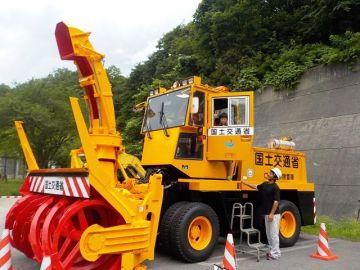 会場には除雪車とバックホウの乗車体験スペースも！操縦席に座ってみんなで『ピース✌』