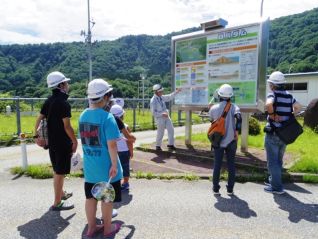 案内パネルの前でダムについての学習をしてから→監査廊探検に出発！！