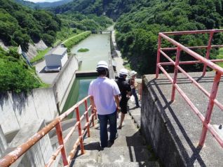 案内パネルの前でダムについての学習をしてから→監査廊探検に出発！！