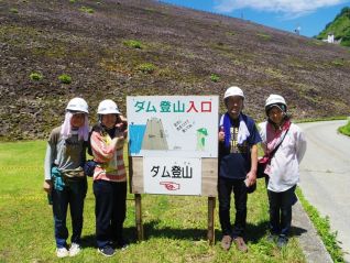 監査廊を出たら『ダム登山』にチャレンジ！！ 見事に達成された方には『ダム登山証明書』をお渡ししました♪