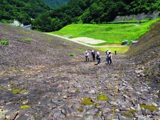 監査廊を出たら『ダム登山』にチャレンジ！！ 見事に達成された方には『ダム登山証明書』をお渡ししました♪