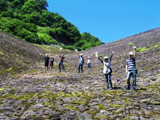 監査廊を出たら『ダム登山』にチャレンジ！！ 見事に達成された方には『ダム登山証明書』をお渡ししました♪