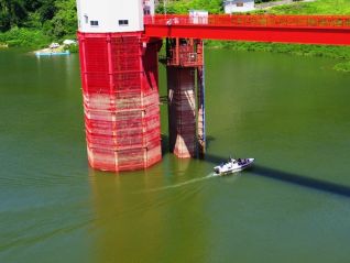 『貯水池巡視体験』は毎年大人気！！水上から間近に見るダムゲートや取水塔は迫力満点ですよ♪