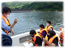 貯水池巡視やパックテストによる水質検査を体験