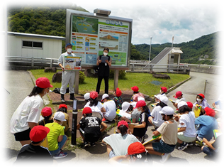 白川ダムの6つの目的を一生懸命メモしていますφ(・_・