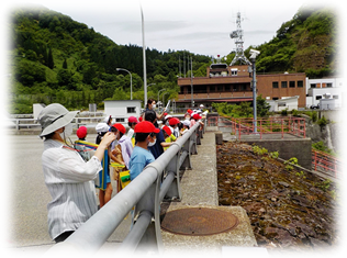 昨日は、羽越豪雨以来の記録的な大雨が降ったため、ダム湖や川が濁っています　(゜ロ゜屮)屮