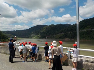 取水塔見学の様子