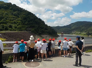 土と岩でできているダムの壁