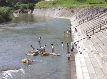 河川プールのように利用されている数馬親水護岸