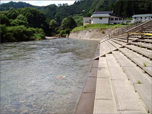 数馬親水護岸