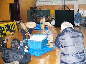 伝統の雪中田植えを実演