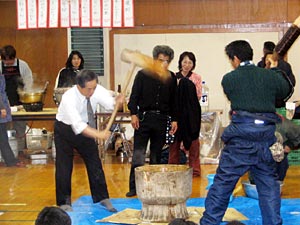 町長さんの豪快な餅つき