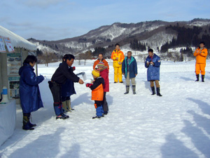 すべり台競技大会の表彰式