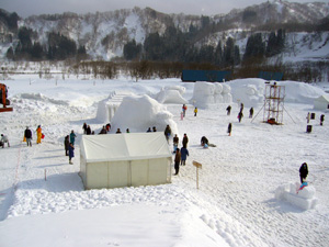 “各地区の皆さんで作った雪像も揃いました”