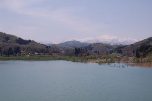 満水の白川湖と残雪の飯豊山