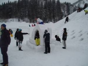 雪のバックホウ!は子供達が運転