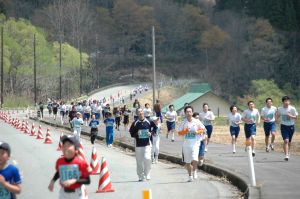 新緑の中を駆けるランナー達