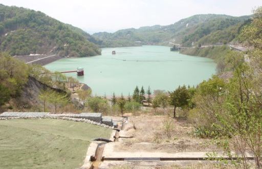 平成24年5月16日の湖面の様子 (栗梨沢から湖面を望む)