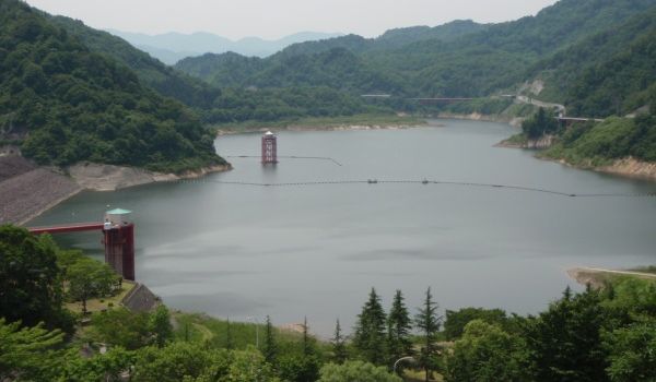 平成24年6月28日の湖面の様子(栗梨沢から湖面を望む)