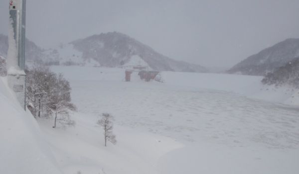 平成24年1月4日の湖面の様子(洗尾橋からダム堤体を望む)