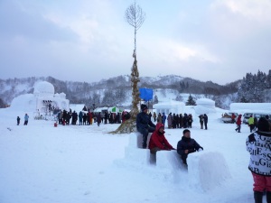 雪祭り会場の様子と製作したブルドーザー