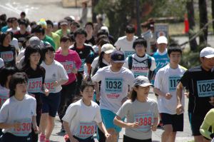 各々のペースで走るランナー達