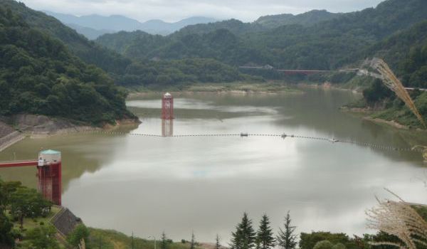 平成25年9月25日の湖面の様子 (栗梨沢から湖面を望む)