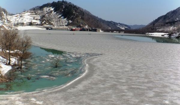 平成26年4月14日の湖面の様子 (洗尾橋からダム堤体を望む)