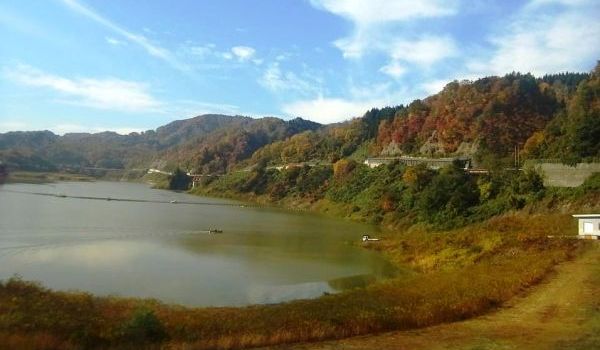 平成26年10月24日ダム湖周辺の山々の紅葉の状況