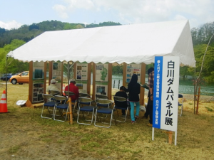 白川ダムパネル展の様子