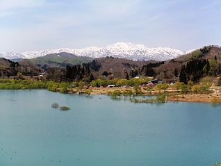 白く美しい飯豊山と湖岸公園（県道より）