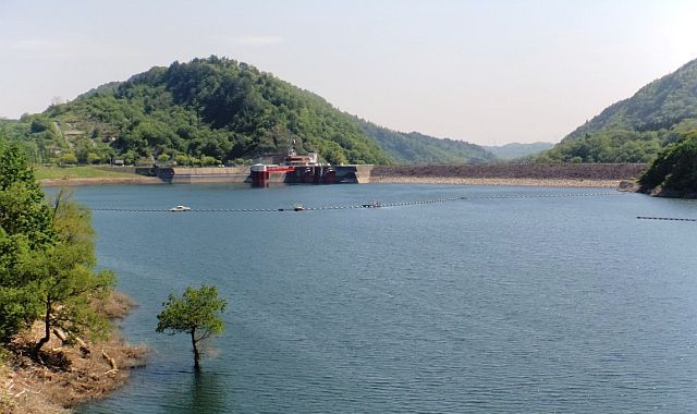 平成28年5月16日ダム湖面の様子（洗尾橋よりダム堤体を望む）