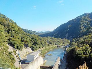 平成28年10月14日 ダム堤体より下流を望む