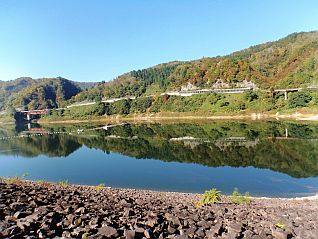 まるで鏡のよう!!湖面に美しく映し出される山々