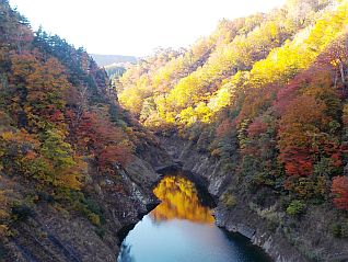 ホテルフォレストいいで近辺から見る十四郷橋 （平成28年10月27日撮影）