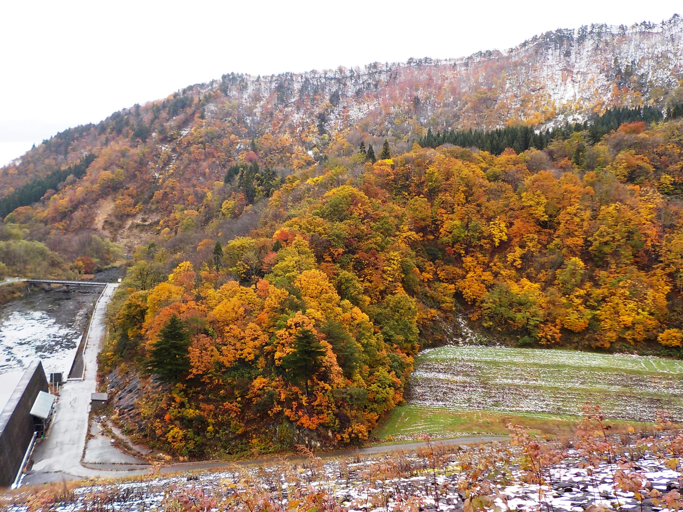 ダム堤体から望む山々と紅葉と雪（平成28年11月10日撮影）