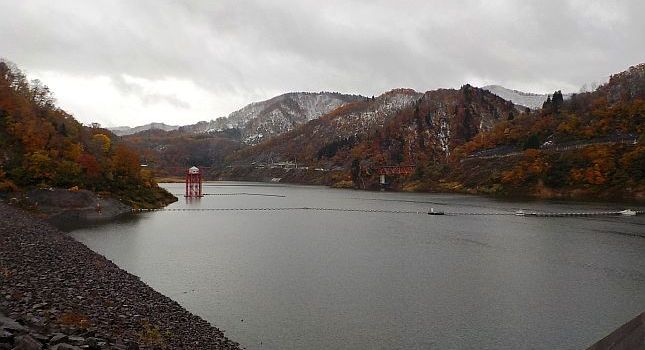 ダム湖面とうっすらと雪化粧の山々 (平成28年11月10日撮影）