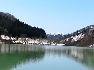 貯水池から望む飯豊山系の山々